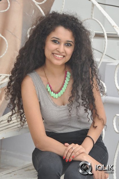 Soumya-Sukumar-at-Pora-Pove-Movie-Success-Meet